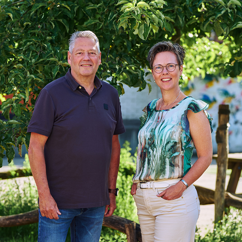 John en Brenda staan op het schoolplein.
